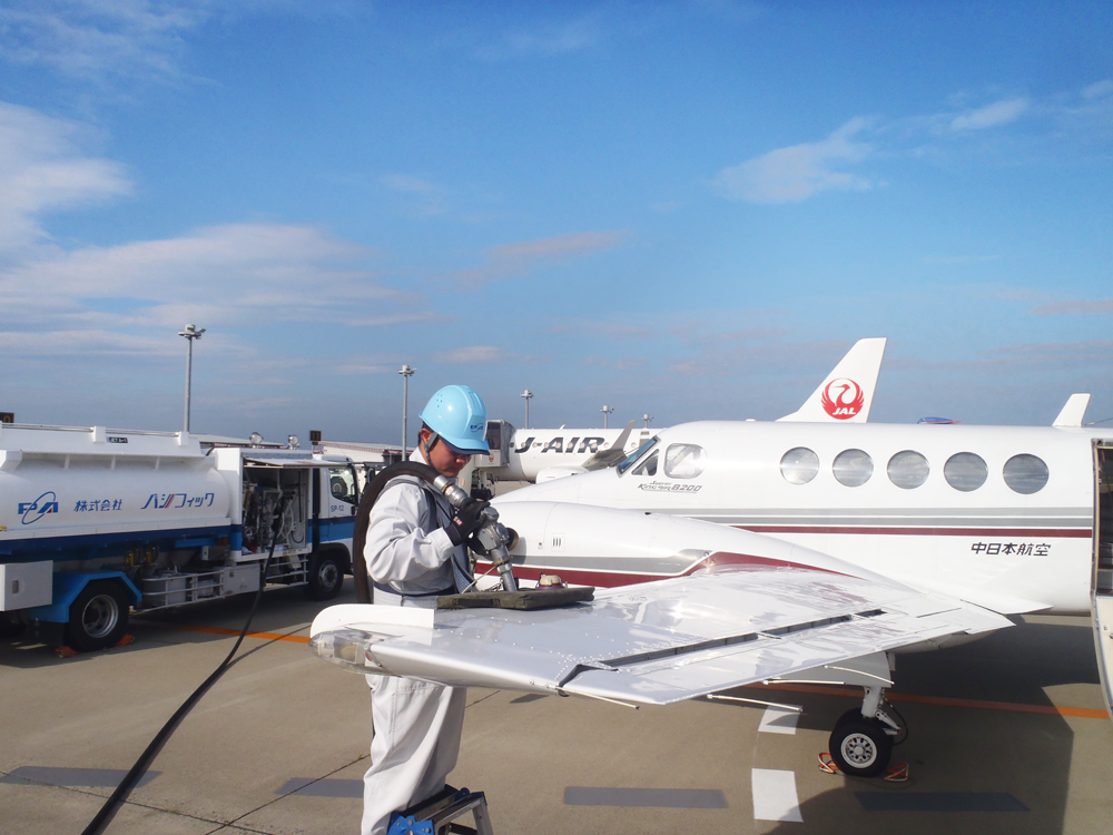 仙台空港での給油業務